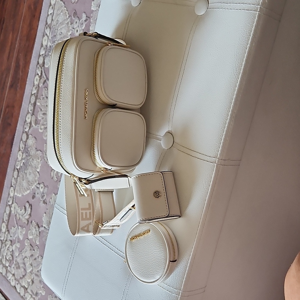 MICHAEL KORS Jet Set Leather Crossbody Bag w/ Case for Apple Airpods